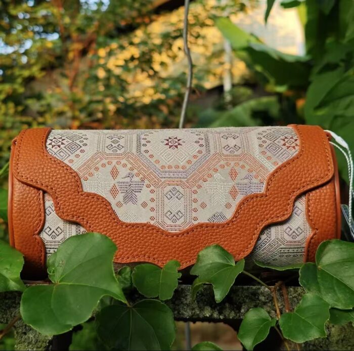 Zhuangbrocade Bronze Drum Lotus Waist Bag - 图片 4