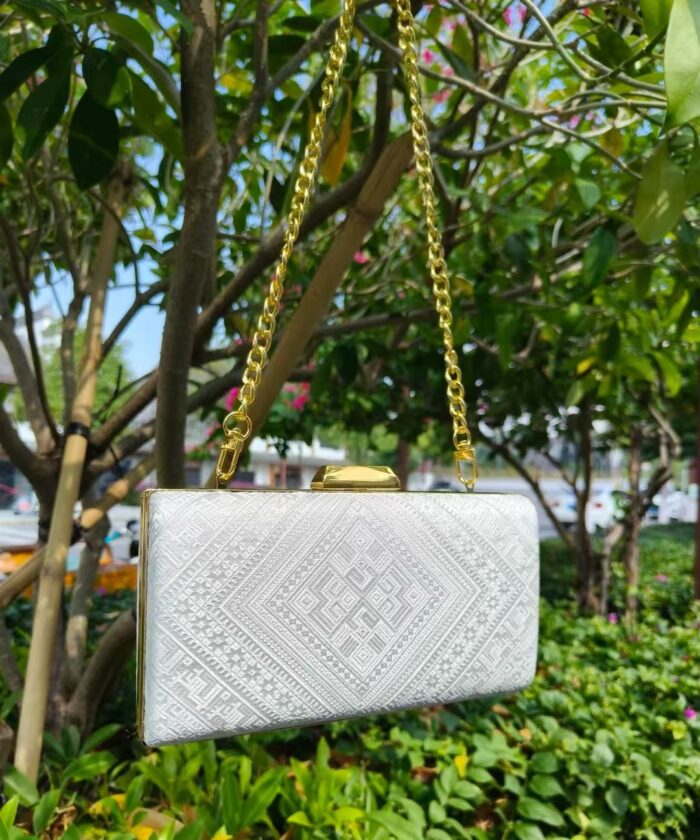 Plain White Geometric Chain Mouth Gold Bag - 图片 3