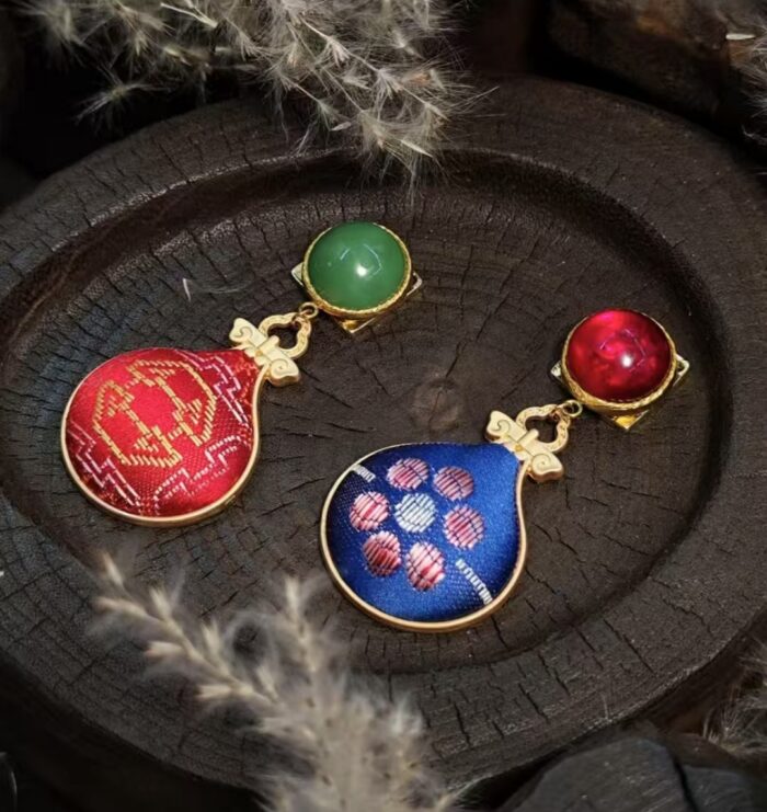 Zhuang Brocade Retro Ear Clip
