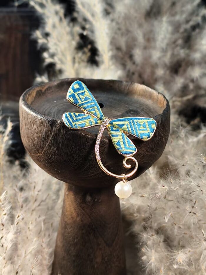 Dragonfly Brooch In Retro Zhuang Brocade - 图片 2