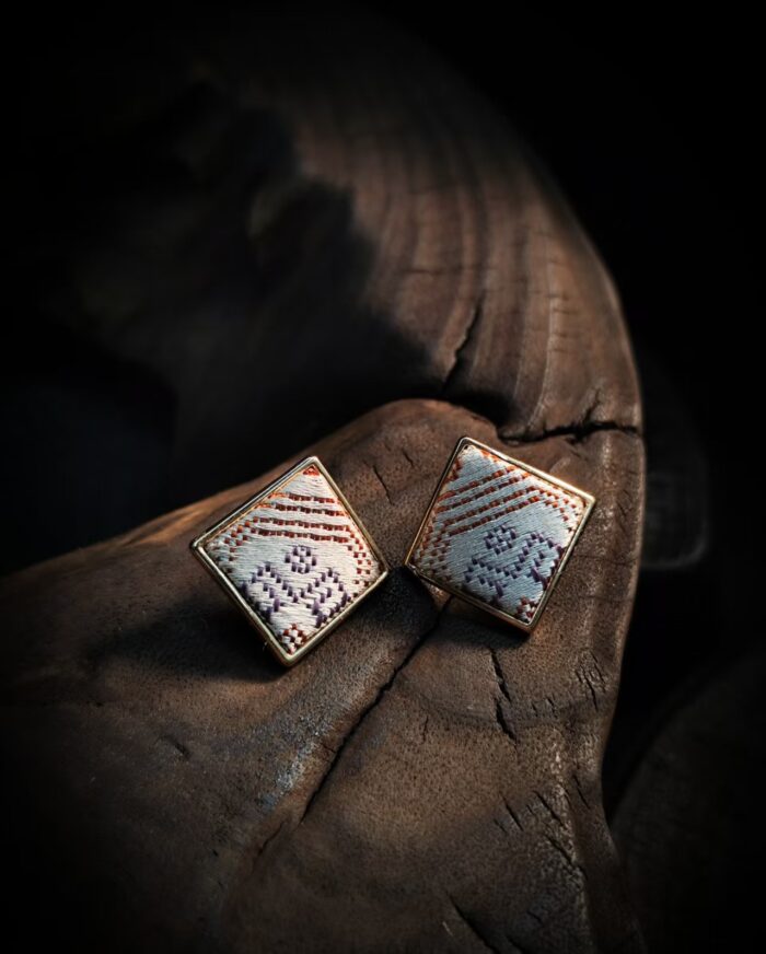 Handmade Brocade Diamond Shaped Earrings - 图片 2