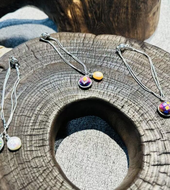 Zhuang Brocade Pearl Bracelet - 图片 2